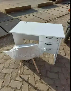 Modern Beautiful Office Desk With Eames Chair With Wooden Leg H8y