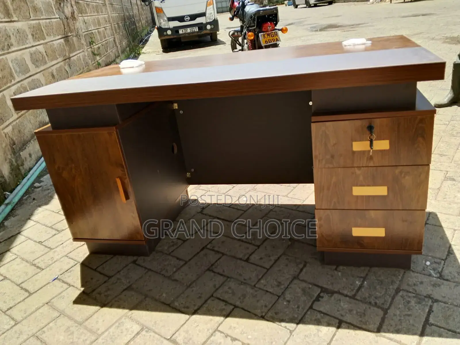 Eexecutive Desk With Storage