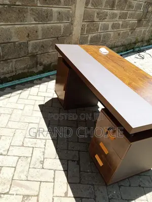Eexecutive Desk With Storage