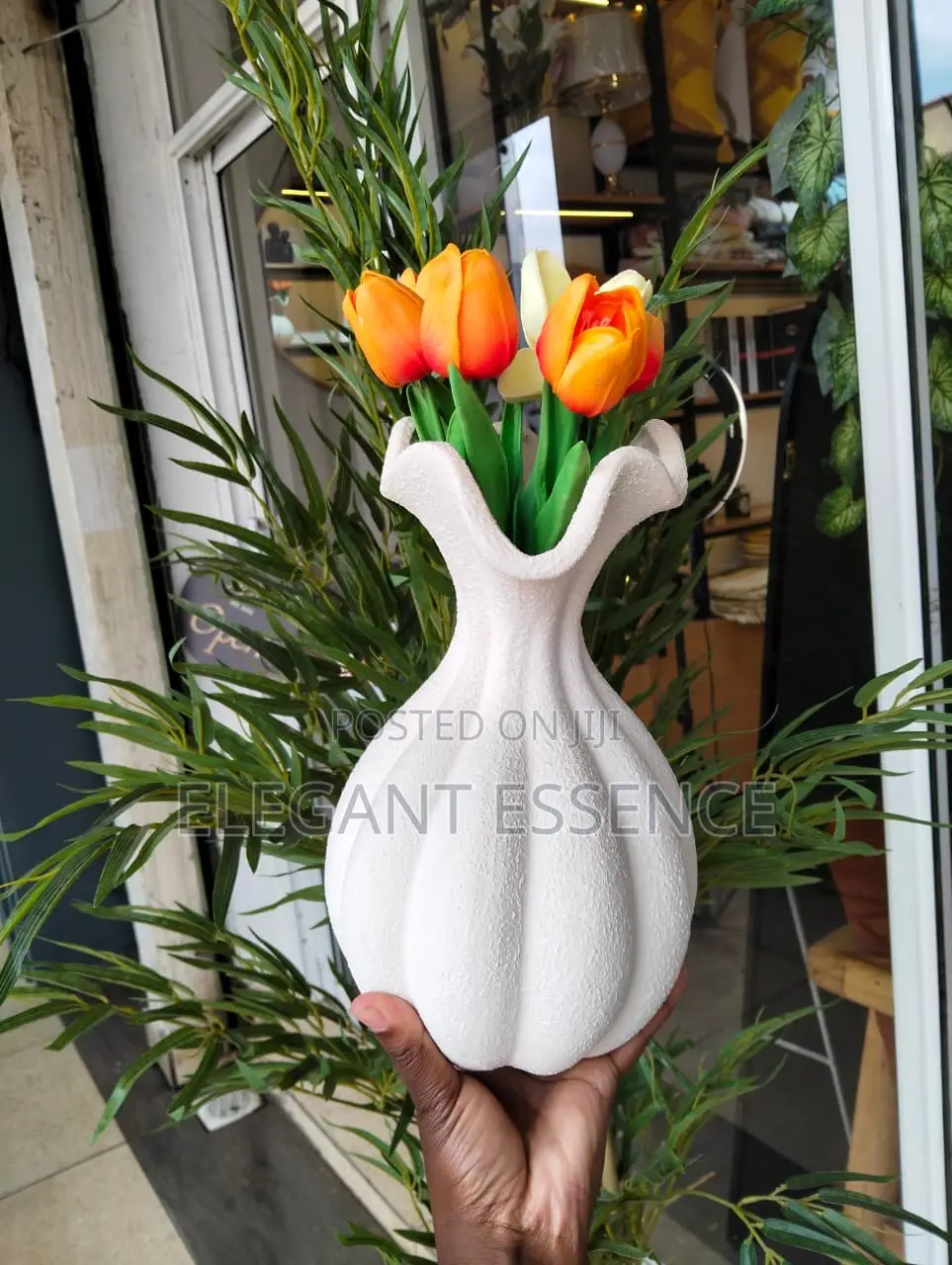 French High-End Retro Art Decoration White Petal Shaped Ceramic Vase