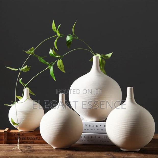 Minimalist in Style Decoration Round Shape Porcelain Flower Vase