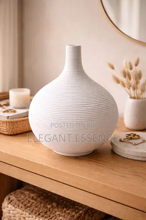 Minimalist in Style Decoration Round Shape Porcelain Flower Vase