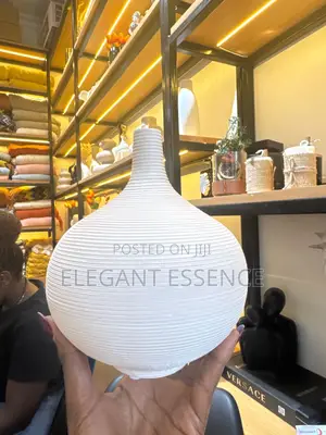 Minimalist in Style Decoration Round Shape Porcelain Flower Vase