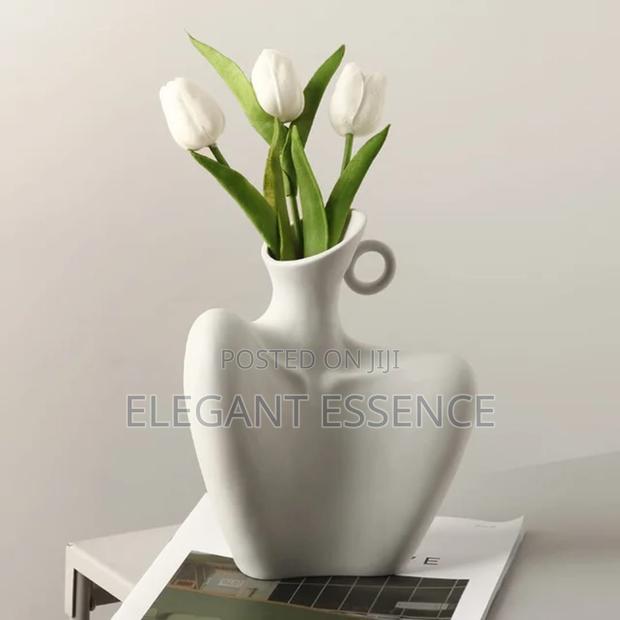 *Collarbone Statement Vase* - main view