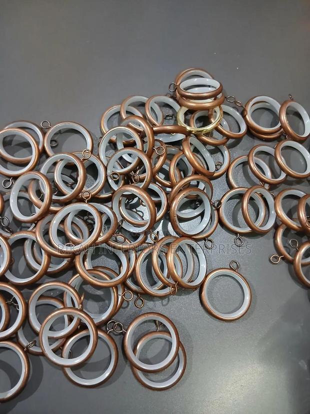 Brown Smooth Rods Rings With Plastic Holder