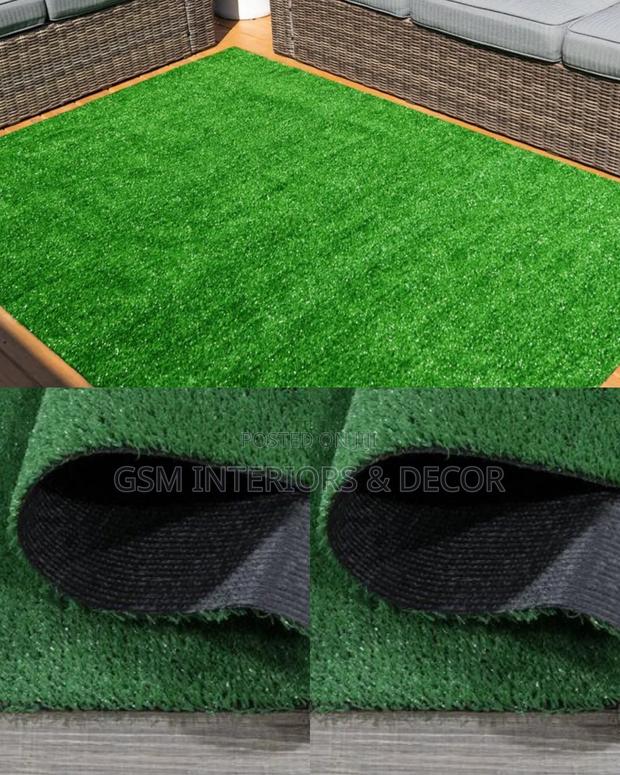 Artificial Green Grass Carpets in Frontyard Lawns
