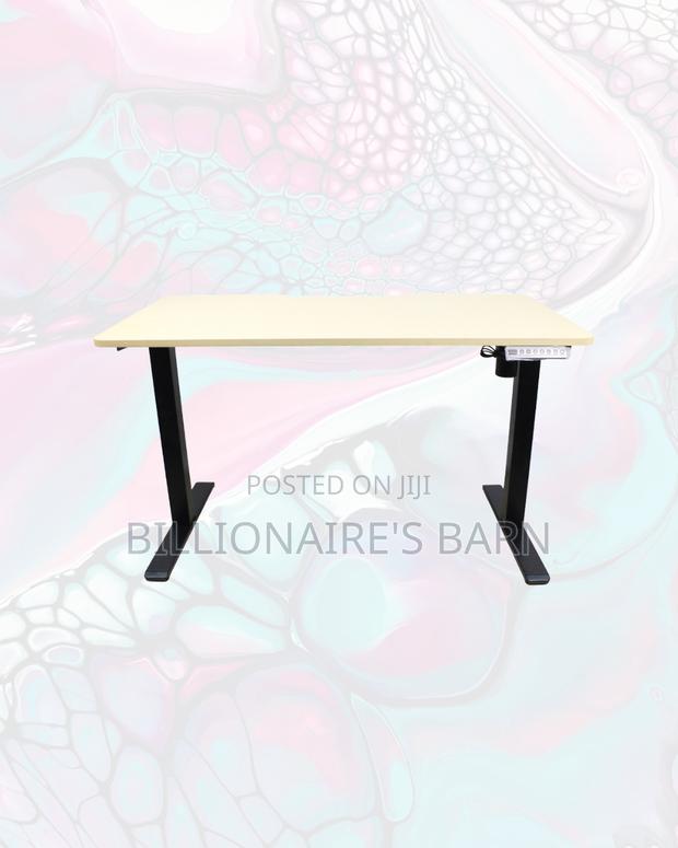 Modernize Your Office Using a Desk Clean Cable-Friendly Workspace
