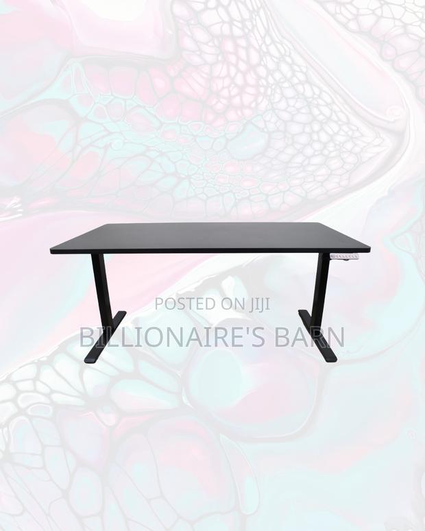 Modernize Your Office Using a Desk Clean Cable-Friendly Workspace