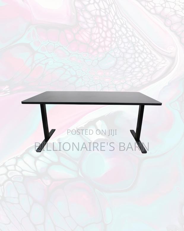 Modernize Your Office Using a Desk Clean Cable-Friendly Workspace - thumbnail 3