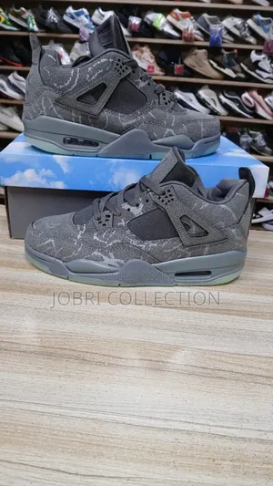 Designer Nike Air Jordan 4 Retro Kaws Sneakers