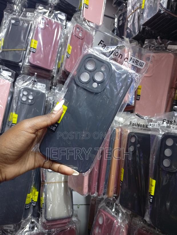 Black Silicone Protective Phone Case for the iPhone 14 Pro Max. - thumbnail 2