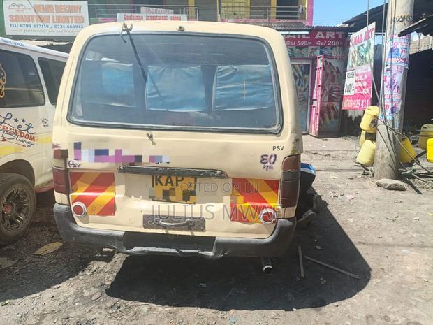 Toyota HiAce 1999 Beige - thumbnail 2
