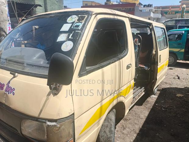 Toyota HiAce 1999 Beige - thumbnail 3