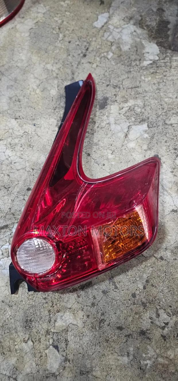 Nissan Juke 2010 Taillights - thumbnail 3