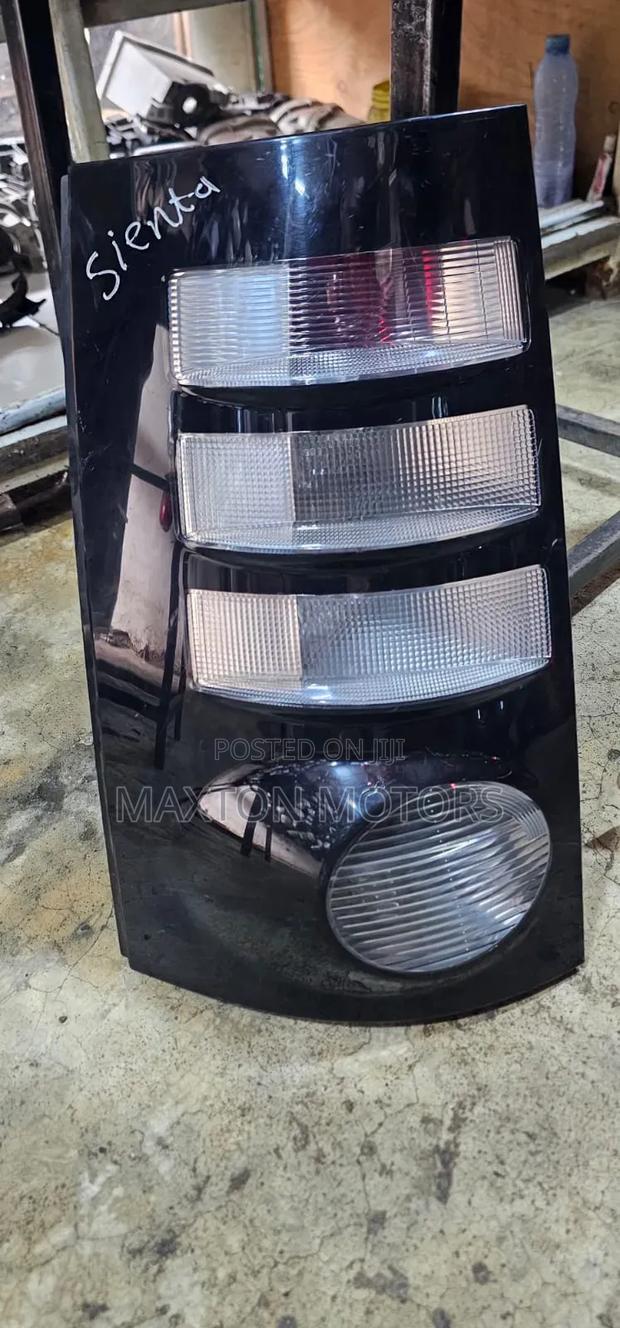 Toyota Sienta Taillight 2008 - main view
