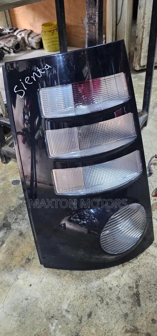 Toyota Sienta Taillight 2008 - thumbnail 2