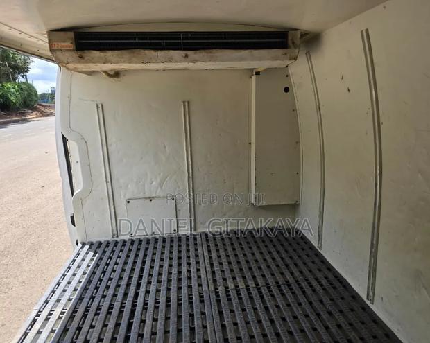 Toyota HiAce 2014 White - thumbnail 3