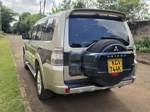 Mitsubishi Pajero 3.2 Di-Dc GLS 2012 Gold