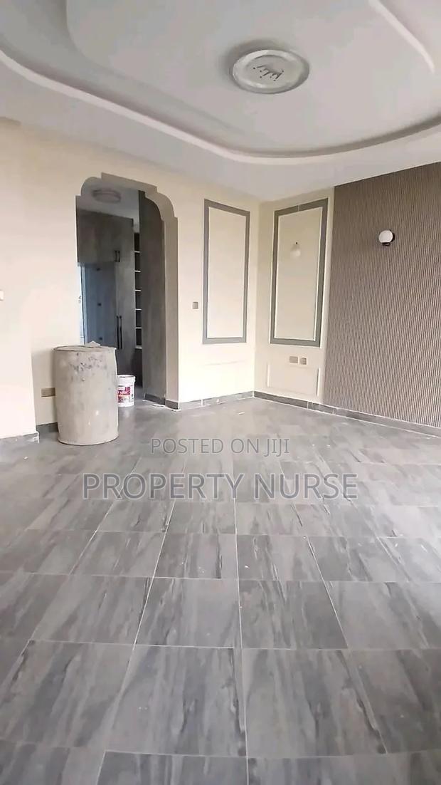 5bdrm Villa in Gateway Mall Area for sale - thumbnail 2