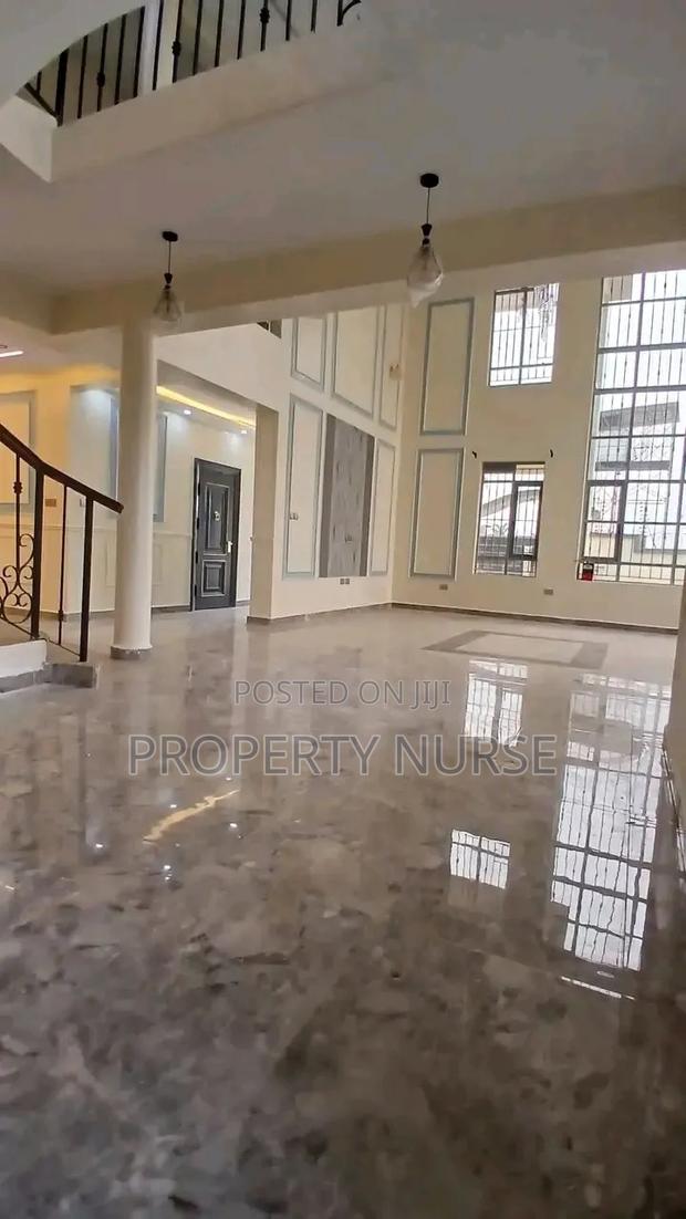 5bdrm Villa in Gateway Mall Area for sale - thumbnail 3
