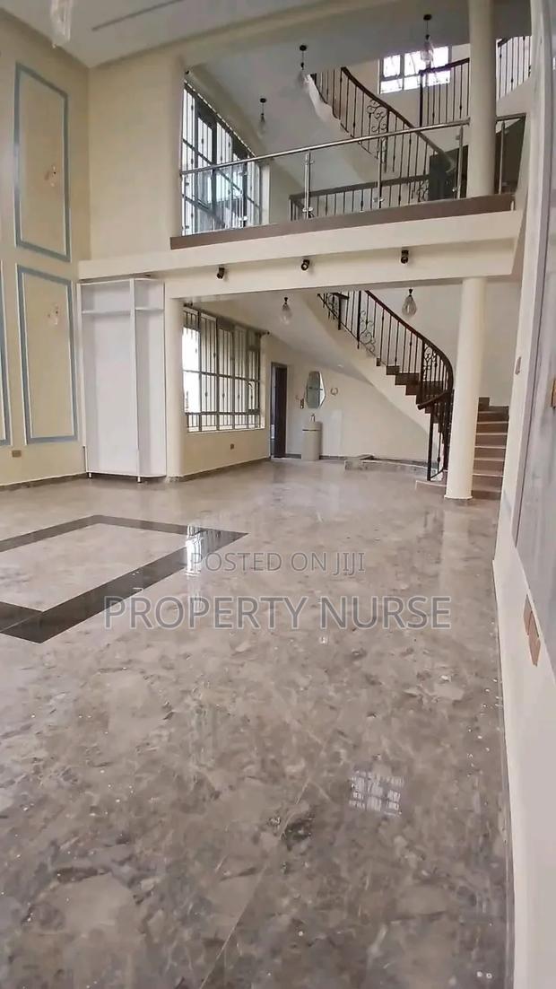 5bdrm Villa in Gateway Mall Area for sale - thumbnail 4