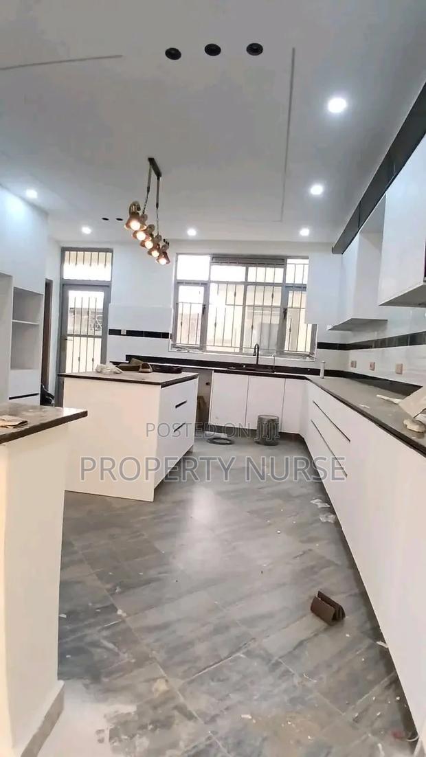 5bdrm Villa in Gateway Mall Area for sale - thumbnail 7