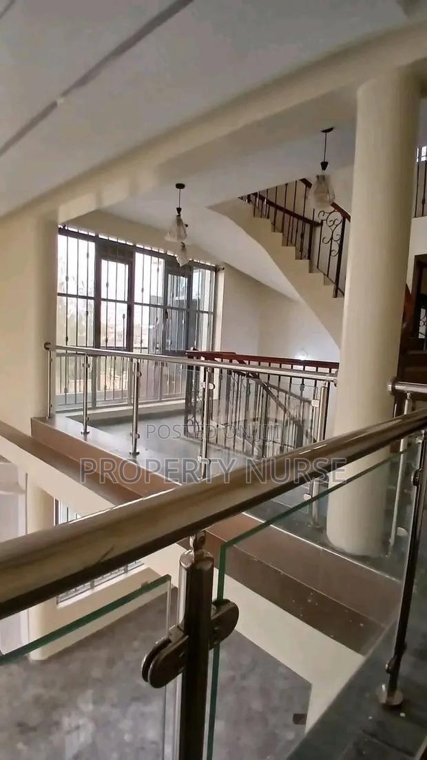 5bdrm Villa in Gateway Mall Area for sale - thumbnail 9