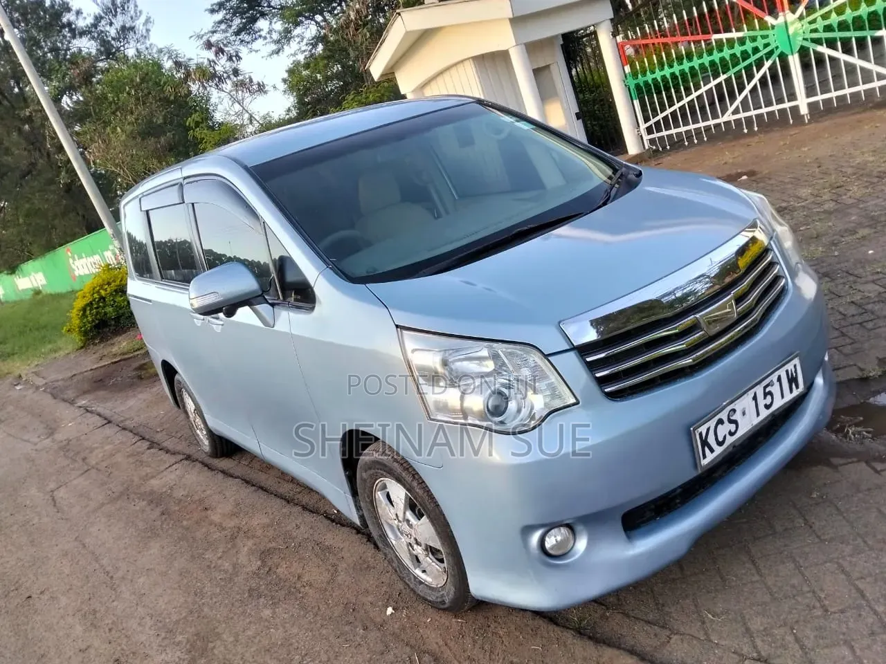 Toyota Noah 2.0 143hp AWD (8 Seater) 2012 Blue