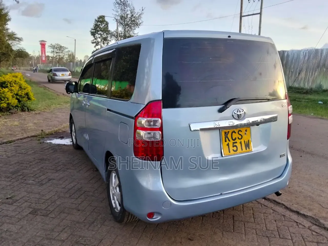 Toyota Noah 2.0 143hp AWD (8 Seater) 2012 Blue