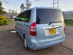 Toyota Noah 2.0 143hp AWD (8 Seater) 2012 Blue
