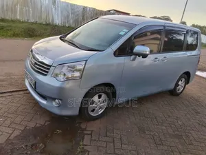 Toyota Noah 2.0 143hp AWD (8 Seater) 2012 Blue