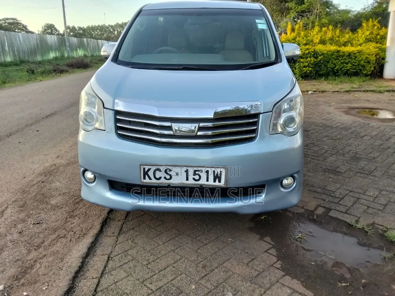 Toyota Noah 2.0 143hp AWD (8 Seater) 2012 Blue