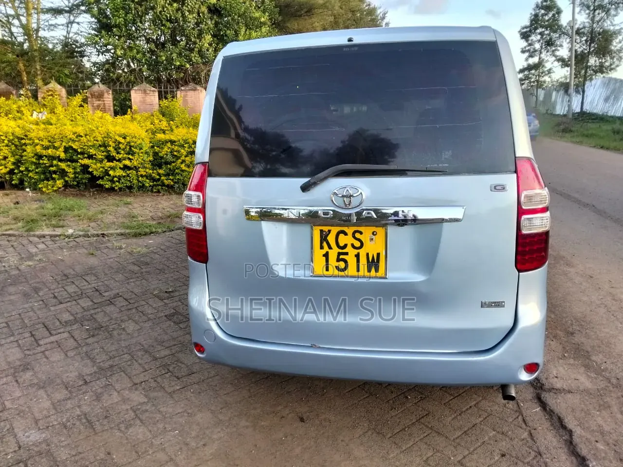 Toyota Noah 2.0 143hp AWD (8 Seater) 2012 Blue