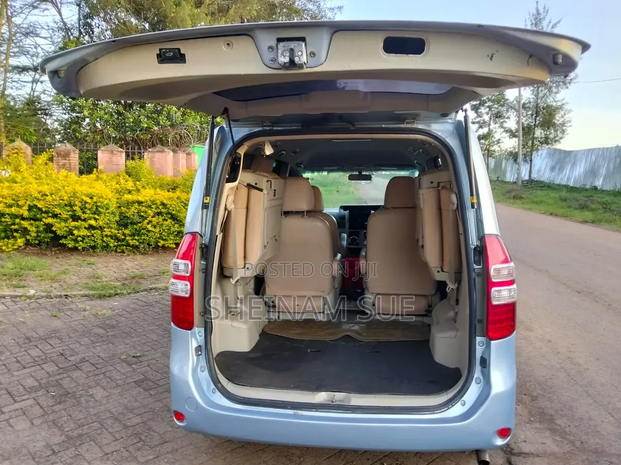 Toyota Noah 2.0 143hp AWD (8 Seater) 2012 Blue