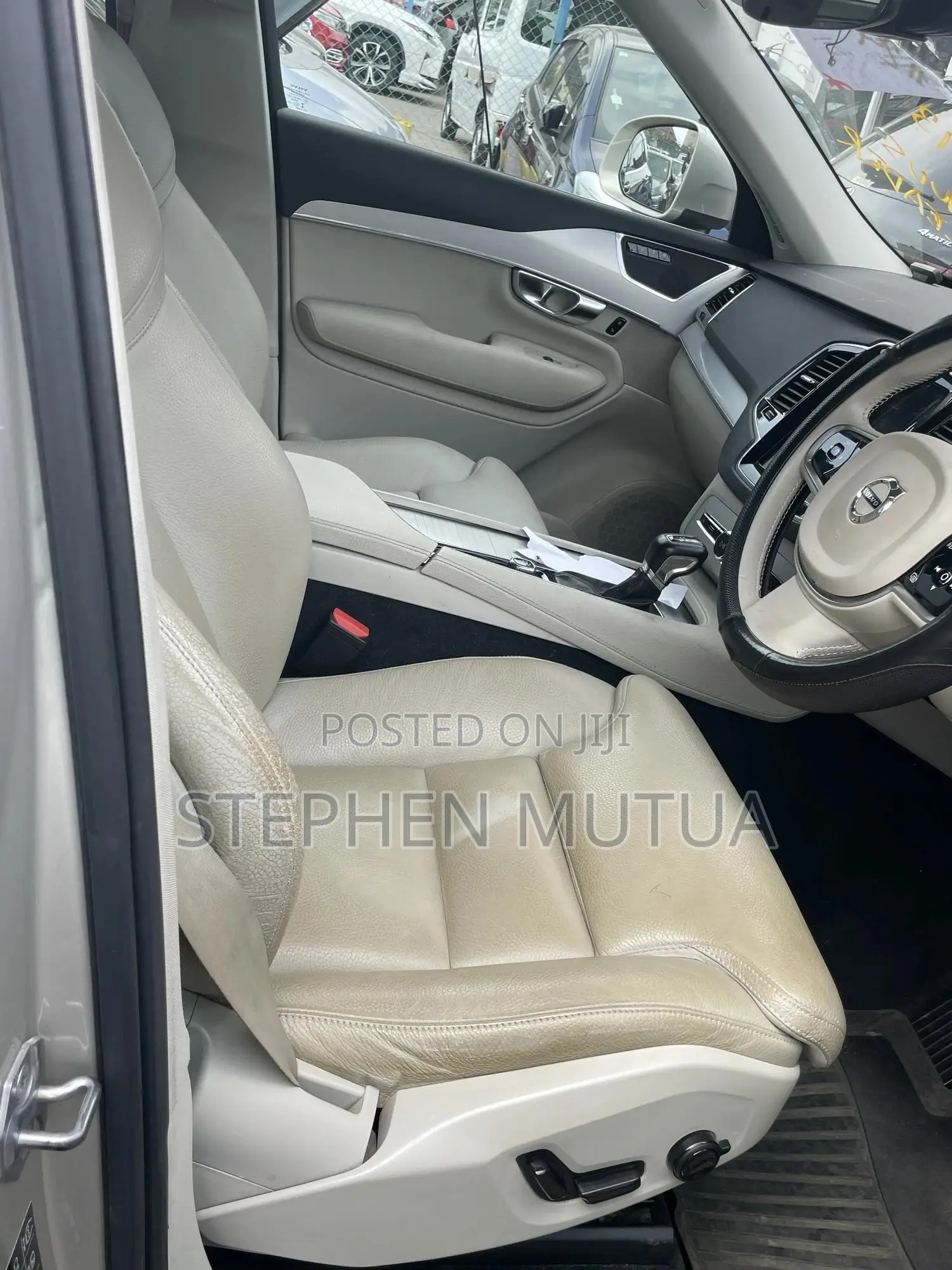 Volvo XC90 T5 Momentum AWD 2019 Gold