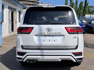 Toyota Land Cruiser LC300 2023 White