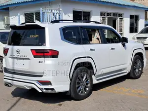Toyota Land Cruiser LC300 2023 White