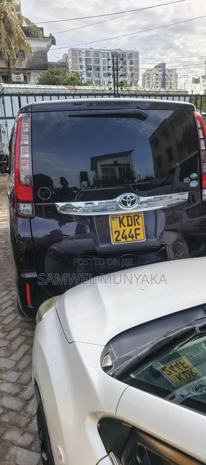 Toyota Noah 2.0 FWD (8 Seater) 2017 Purple