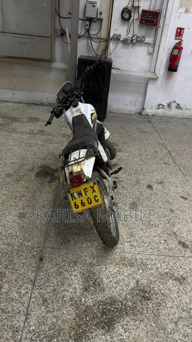 Yamaha DT125 2022 White - thumbnail 4