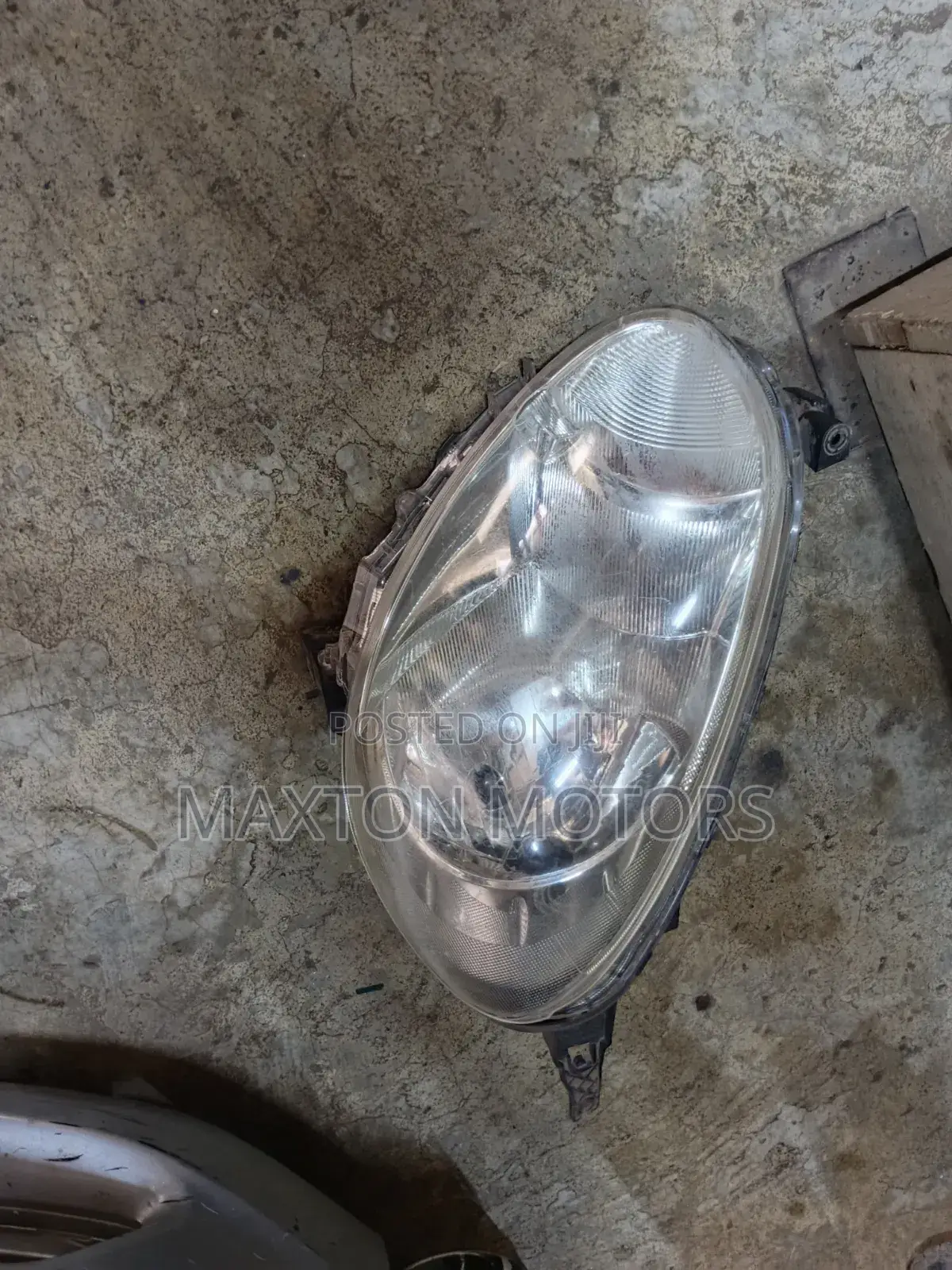 Headlight Nissan March 2010