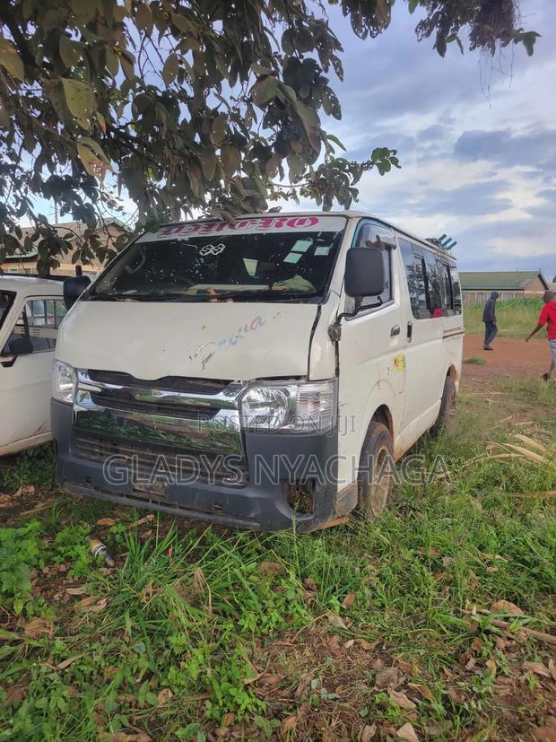 Toyota HiAce 2009 White