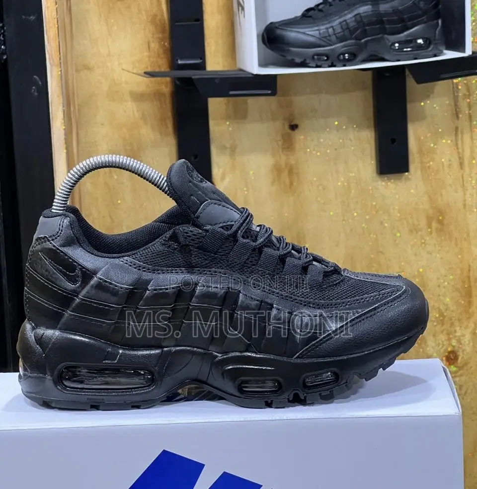 Essential Tripple White Black Nike Airm at X 95*