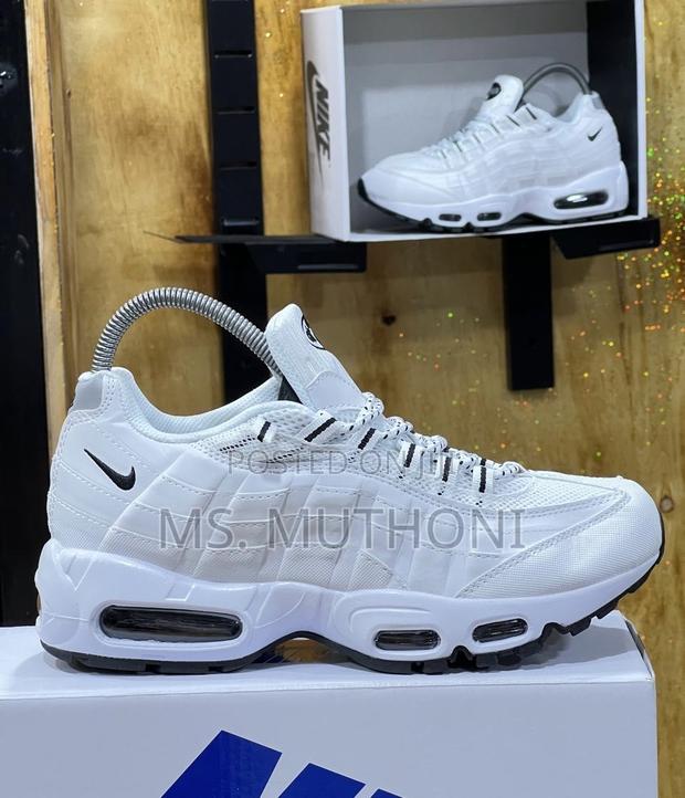 Essential Tripple White Black Nike Airm at X 95*