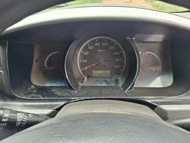 Toyota HiAce 2012 White - thumbnail 9