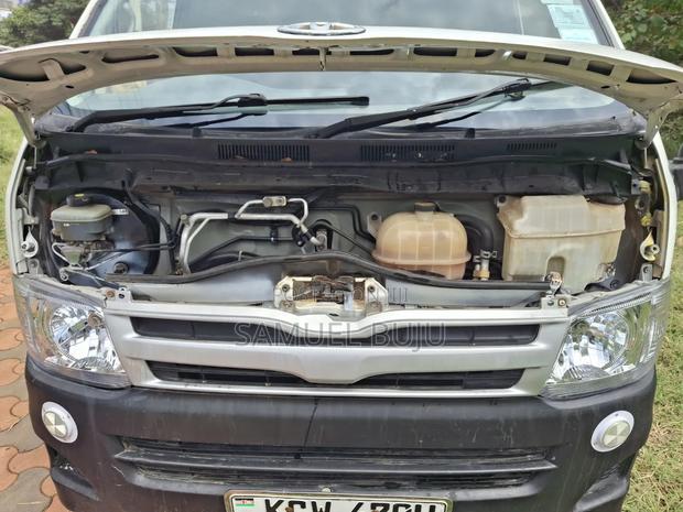 Toyota HiAce 2012 White - thumbnail 10