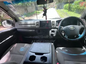 Toyota HiAce 2014 White