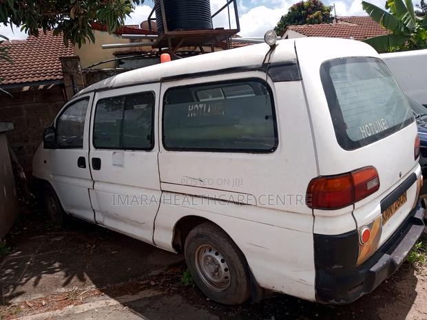 Mitsubishi Delica 2001 White - thumbnail 4