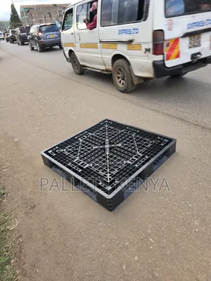 Plastic Pallets- Heavy Duty Clean Quality Tough Industrial Strength.4