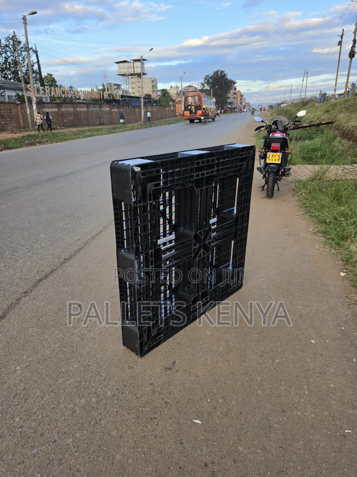 Plastic Pallets- Heavy Duty Clean Quality Tough Industrial Strength.4