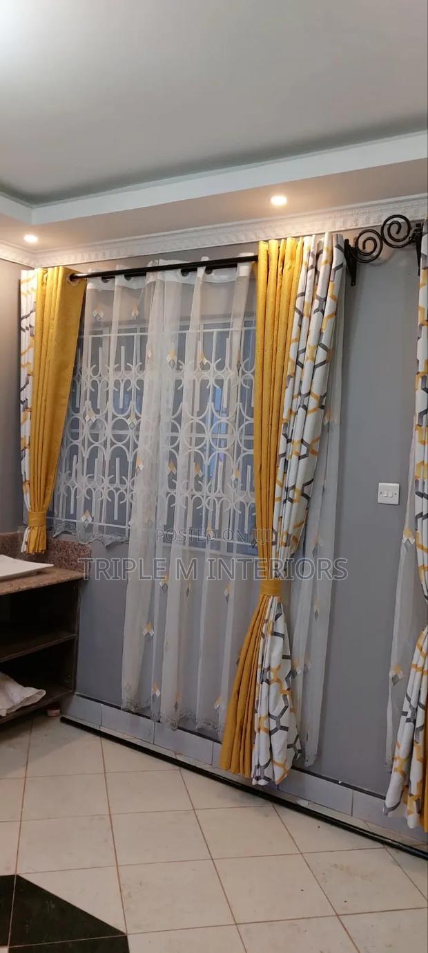 Elegant Space Definition With Curtain Design